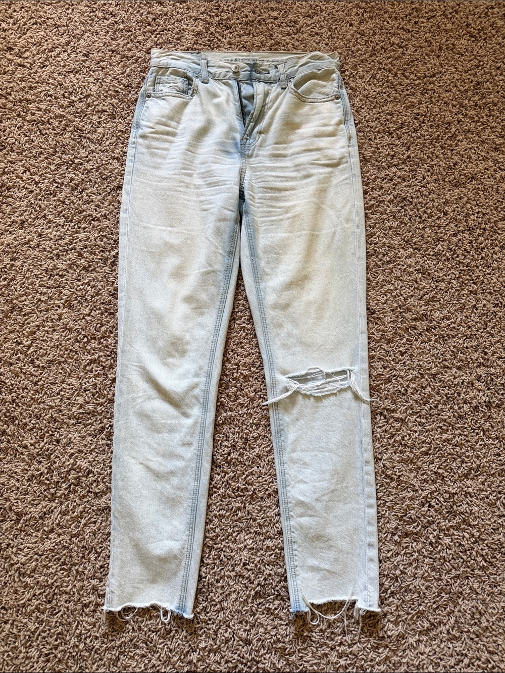 American Eagle Outfitters Light Blue Skinny Jeans with Knee Rip
